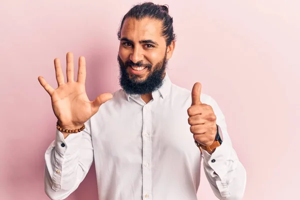 Genç Arap Adam Gündelik Giysiler Giyer Altı Numaralı Parmaklarıyla Işaret — Stok fotoğraf