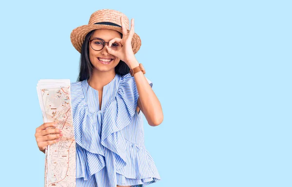 Junge Schöne Lateinische Mädchen Mit Sommermütze Hält Karte Lächelnd Glücklich — Stockfoto