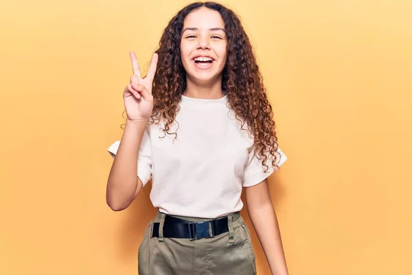 Hermosa Niña Con Pelo Rizado Con Ropa Casual Sonriendo Con —  Fotos de Stock