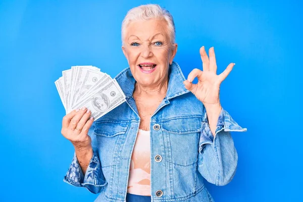 Senior Hermosa Mujer Con Ojos Azules Cabello Gris Sosteniendo Dólares — Foto de Stock