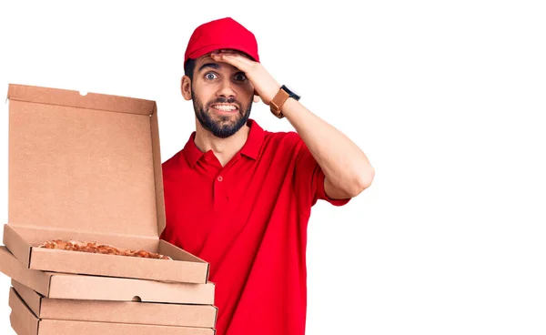 Jonge Knappe Man Met Baard Pakuniform Met Pizzadozen Gestrest Gefrustreerd — Stockfoto