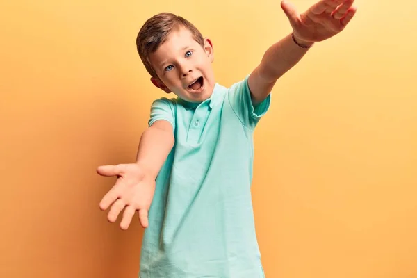 Niño Rubio Lindo Con Ropa Casual Mirando Cámara Sonriendo Con — Foto de Stock