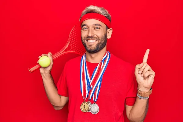 Guapo Deportista Rubio Con Barba Ganando Medallas Jugando Tenis Usando —  Fotos de Stock