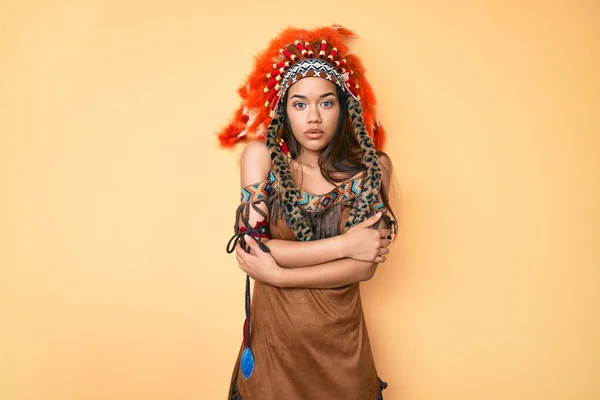 Ung Vacker Latinamerikansk Flicka Bär Indian Kostym Skakar Och Fryser — Stockfoto