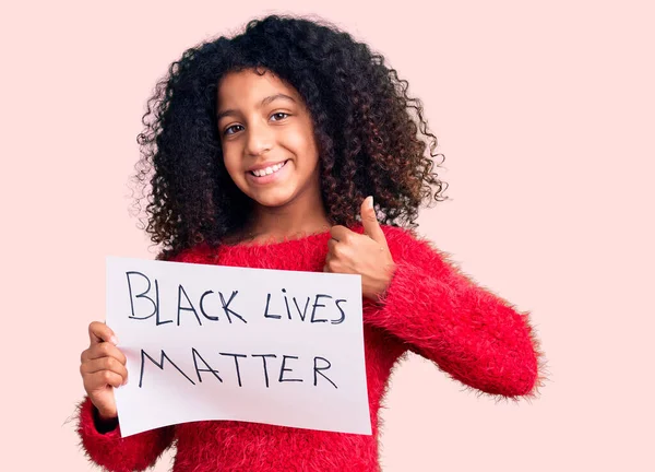 Niño Afroamericano Con Pelo Rizado Sosteniendo Vidas Negras Banner Materia — Foto de Stock
