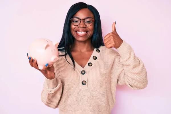 Молода Афроамериканська Жінка Яка Тримає Голубиний Банк Посміхаючись Щасливі Позитивні — стокове фото