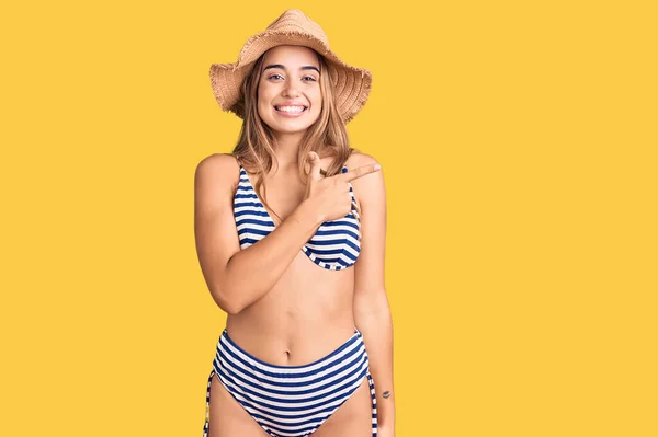 Ung Vacker Blond Kvinna Bikini Och Hatt Glad Med Ett — Stockfoto