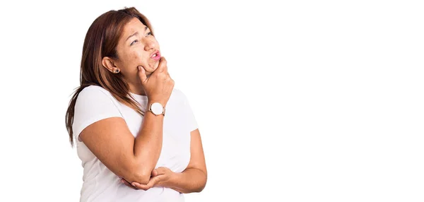 Orta Yaşlı Beyaz Tişört Giyen Latin Bir Kadın Bir Soru — Stok fotoğraf