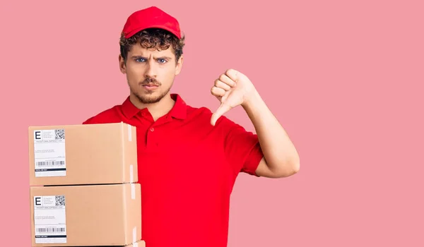 Jovem Homem Bonito Com Cabelo Encaracolado Segurando Pacote Entrega Com — Fotografia de Stock