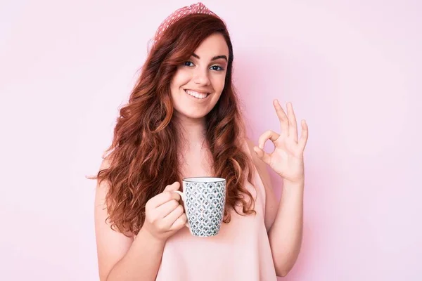 Νεαρή Όμορφη Γυναίκα Κρατώντας Καφέ Κάνει Υπογράψει Δάχτυλα Χαμογελώντας Φιλικό — Φωτογραφία Αρχείου