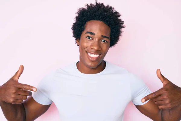 Yakışıklı Afro Saçlı Sıradan Kıyafetler Giyen Kendine Güvenen Gülümseyen Kendini — Stok fotoğraf