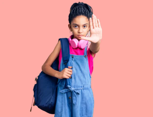 Söt Afrikansk Amerikansk Flicka Håller Student Ryggsäck Med Hjälp Ryggsäck — Stockfoto