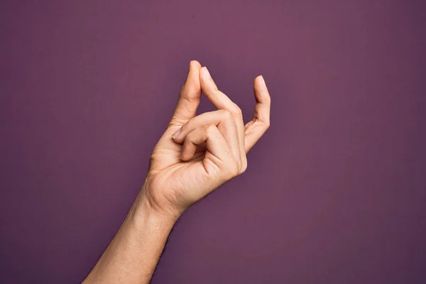 Mão Jovem Caucasiano Mostrando Dedos Sobre Fundo Roxo Isolado Estalando — Fotografia de Stock