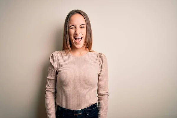 Jovem Mulher Bonita Vestindo Camisola Casual Sobre Fundo Branco Isolado — Fotografia de Stock