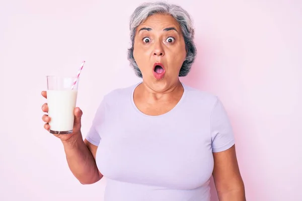 Ältere Hispanische Frau Hält Glas Milch Verängstigt Und Erstaunt Mit — Stockfoto