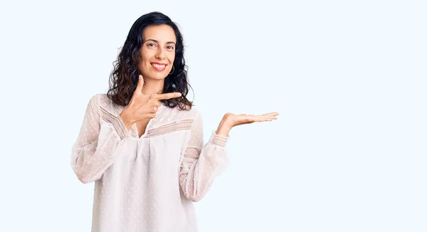 Joven Mujer Hispana Hermosa Vistiendo Ropa Casual Sorprendida Sonriendo Cámara — Foto de Stock