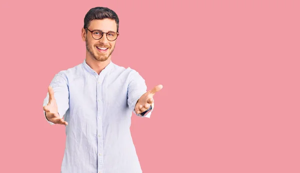 Joven Guapo Con Oso Vistiendo Elegante Camisa Negocios Gafas Sonriente —  Fotos de Stock