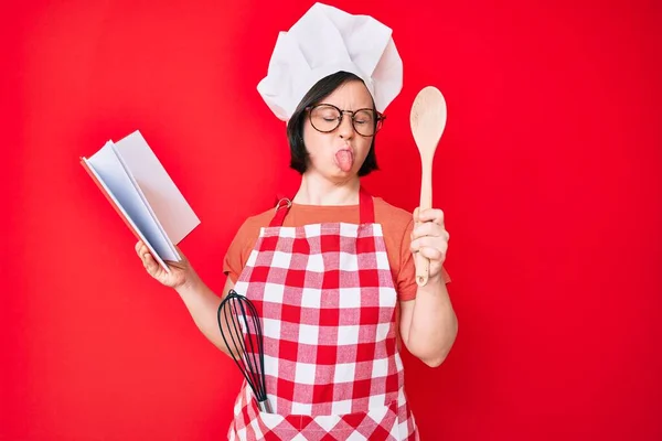 Μπρουνέτ Γυναίκα Σύνδρομο Κάτω Φορώντας Επαγγελματική Ποδιά Φούρναρη Ανάγνωση Μαγειρικής — Φωτογραφία Αρχείου