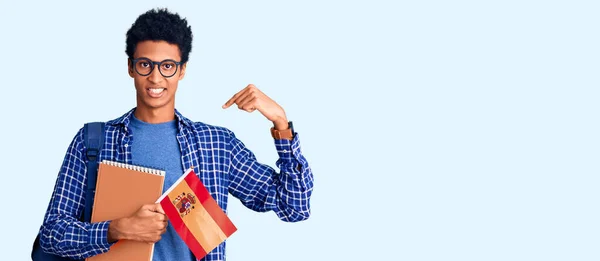 Νεαρός Αφροαμερικάνος Που Φοράει Φοιτητικό Σακίδιο Κρατώντας Ισπανική Σημαία Δείχνοντας — Φωτογραφία Αρχείου