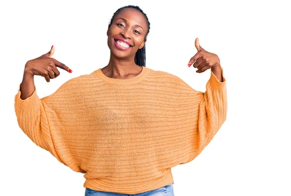 Ung Afrikansk Amerikansk Kvinna Bär Casual Kläder Ser Säker Med — Stockfoto
