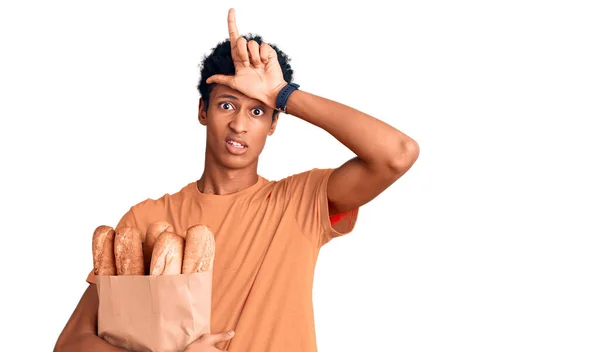 Jovem Afro Americano Segurando Saco Papel Com Pão Zombando Pessoas — Fotografia de Stock