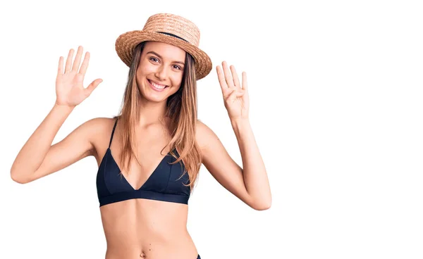 Młoda Piękna Dziewczyna Bikini Kapeluszu Pokazuje Wskazuje Palcem Numer Dziewięć — Zdjęcie stockowe
