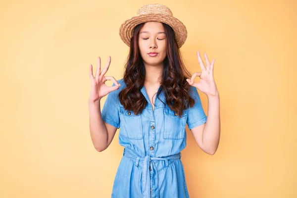 Menina Chinesa Bonita Nova Usando Chapéu Verão Relaxar Sorrir Com — Fotografia de Stock