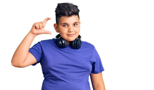 Kleiner Junge Der Musik Hört Mit Kopfhörern Lächelt Und Selbstbewusst — Stockfoto