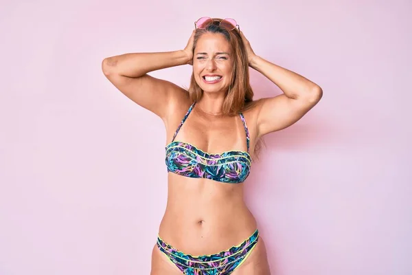 Donna Ispanica Mezza Età Bikini Che Soffre Mal Testa Disperato — Foto Stock