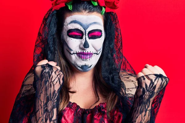 Jovem Mulher Vestindo Dia Traje Morto Sobre Vermelho Comemorando Surpreso — Fotografia de Stock
