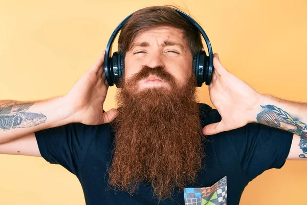 Knappe Jonge Rode Hoofd Man Met Lange Baard Luisteren Naar — Stockfoto