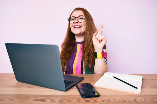 Ofiste Çalışan Genç Kızıl Saçlı Kadın Bir Fikre Soru Işaretine — Stok fotoğraf