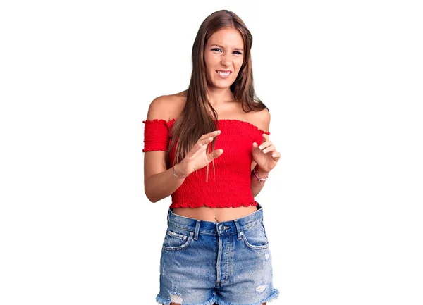Junge Schöne Hispanische Frau Lässiger Kleidung Angewidert Ausdruck Unzufrieden Und — Stockfoto