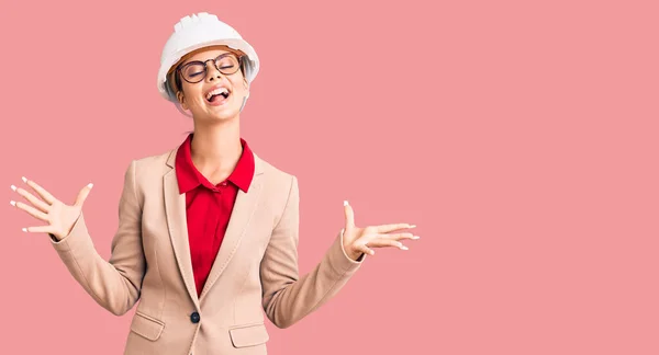 Joven Mujer Hermosa Vistiendo Arquitecto Hardhat Celebrando Loco Loco Por — Foto de Stock