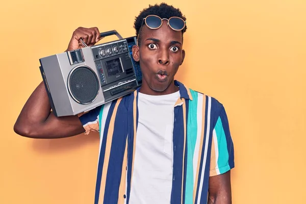 Jovem Afro Americano Segurando Boombox Ouvindo Música Assustada Surpreso Com — Fotografia de Stock