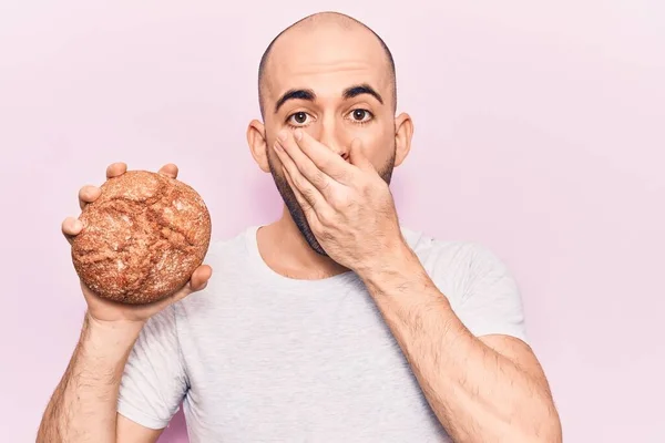 Jonge Knappe Kale Man Die Brood Met Hand Zijn Mond — Stockfoto