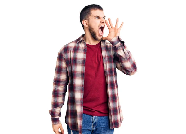 Homem Bonito Jovem Vestindo Camisa Casual Gritando Gritando Alto Para — Fotografia de Stock