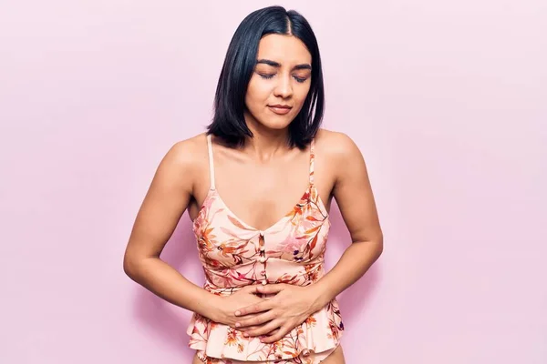 若い美しいラテン語の女性の胃の上に手でカジュアルな服を着て消化不良 痛みを伴う病気の気分が悪い キャッシュ コンセプト — ストック写真