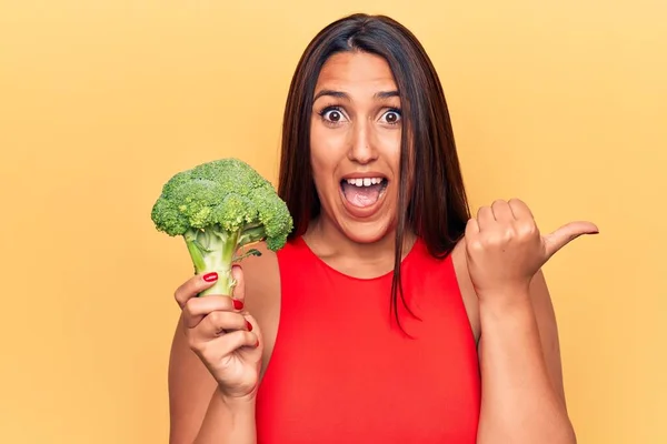 Ung Vacker Brunett Kvinna Håller Broccoli Pekar Tummen Upp Till — Stockfoto