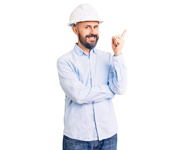 Jovem Homem Bonito Vestindo Chapéu Duro Arquiteto Com Grande Sorriso — Fotografia de Stock