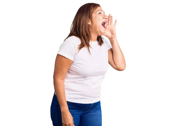 Mulher Latina Meia Idade Vestindo Camisa Branca Casual Gritando Gritando — Fotografia de Stock