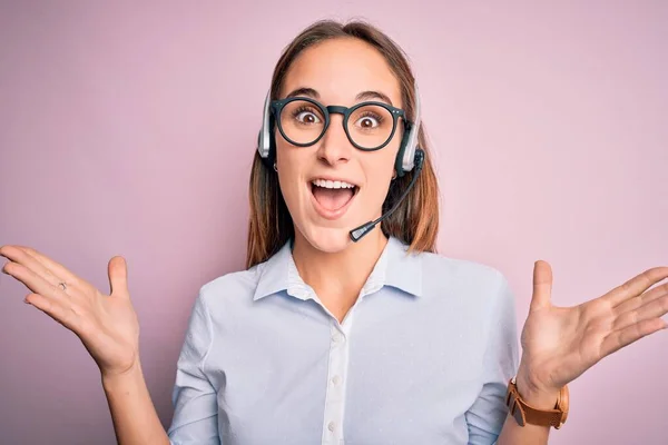 Junge Schöne Callcenter Agentin Mit Brille Die Mit Headset Arbeitet — Stockfoto