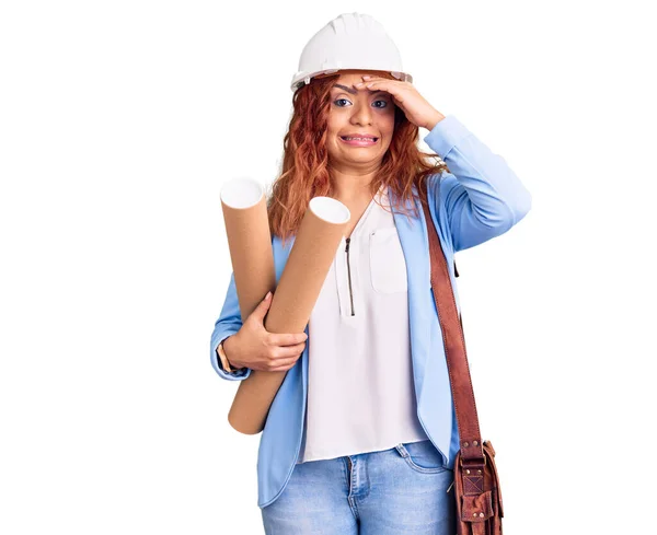 年轻的拉丁女子头戴建筑师硬礼帽 手里拿着设计图 满脸诧异 满脸怒火 既紧张又沮丧 — 图库照片