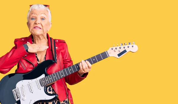 Senior Hermosa Mujer Con Ojos Azules Pelo Gris Con Aspecto —  Fotos de Stock