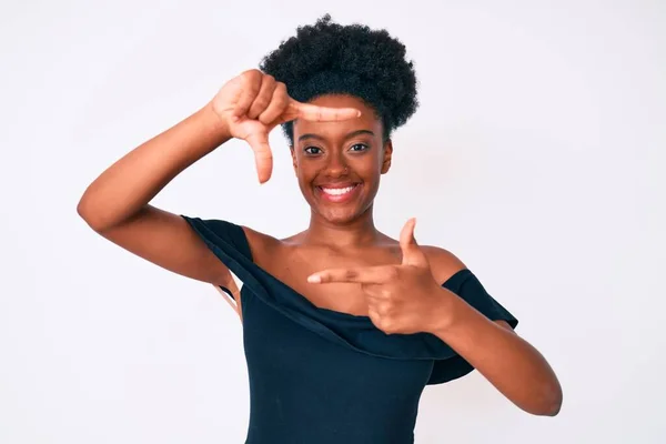 Mujer Afroamericana Joven Vistiendo Ropa Casual Sonriendo Haciendo Marco Con — Foto de Stock