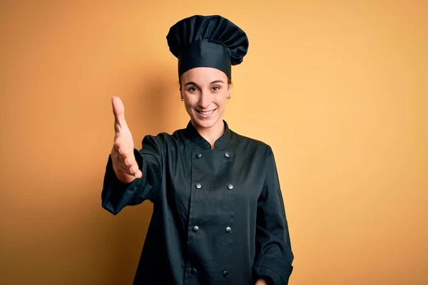 Jovem Bela Chef Mulher Vestindo Uniforme Fogão Chapéu Sobre Fundo — Fotografia de Stock