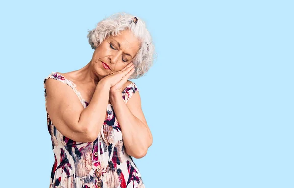 Starsza Siwowłosa Kobieta Luźnych Ubraniach Śpiąca Zmęczona Snem Pozująca Dłońmi — Zdjęcie stockowe