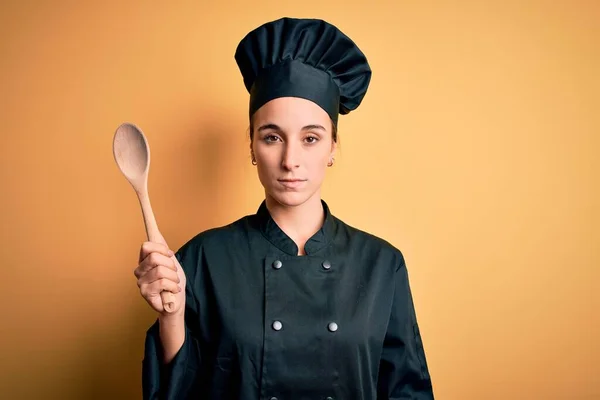 Mladá Krásná Kuchařka Kuchařské Uniformě Klobouku Drží Dřevěnou Lžíci Sebevědomým — Stock fotografie