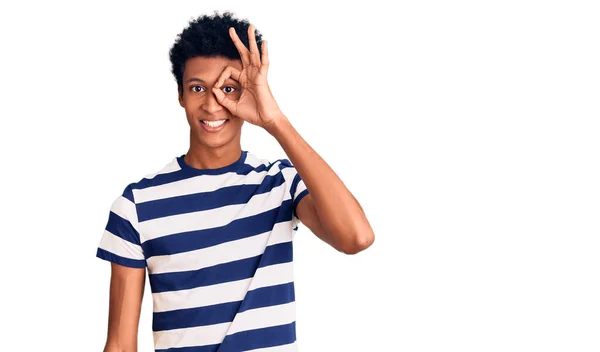 Νεαρός Αφροαμερικάνος Που Φοράει Casual Ρούχα Κάνει Χειρονομία Χέρι Χαμογελώντας — Φωτογραφία Αρχείου