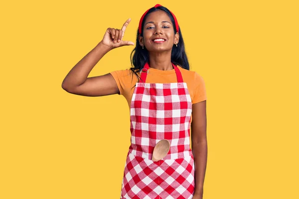Молода Індійська Дівчина Професійному Пекарному Фартусі Посміхається Впевнено Жестикулює Рукою — стокове фото